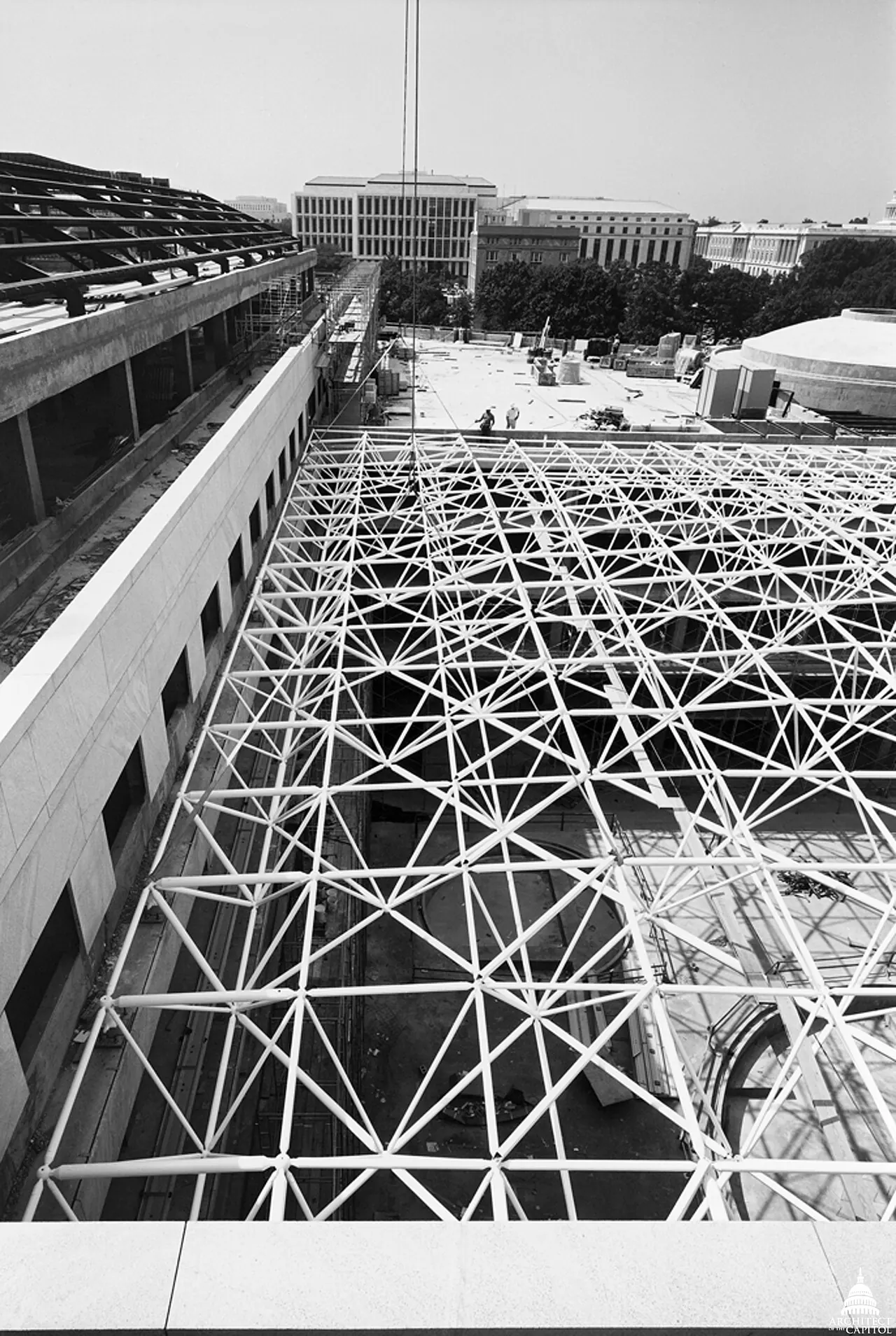 Referencia de ingeniería estructural: montaje de una sección de cubierta espacial de acero en una obra.